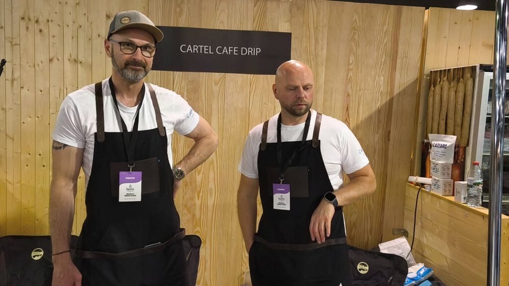 VIDEO | Doi ucrainieni refugiați în Spania pregătesc, la presa manuală, o cafea „de stă lingurița în cană”/ Cafeaua la presă este mai concentrată decât cea turcească sau decât ristretto italian