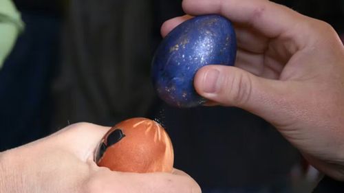 Cum să câștigi la „ciocnitul ouălor” de Paște / Nu ține doar de noroc. Tehnicile care te ajută să ieși învingător la tradiționalul joc de Paște