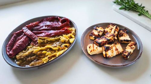 VIDEO | Rețetele Juanitei | De 1 Mai grătar fără carne: felii de brânză Halloumi cu legume, totul gătit în aer liber/ Cum pregătești legumele ca să iasă crocante