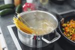 Prepară paste perfecte, ca un chef. Puțini cunosc detaliul care face diferența. E vorba de temperatura apei în care le fierbi, dar nu numai