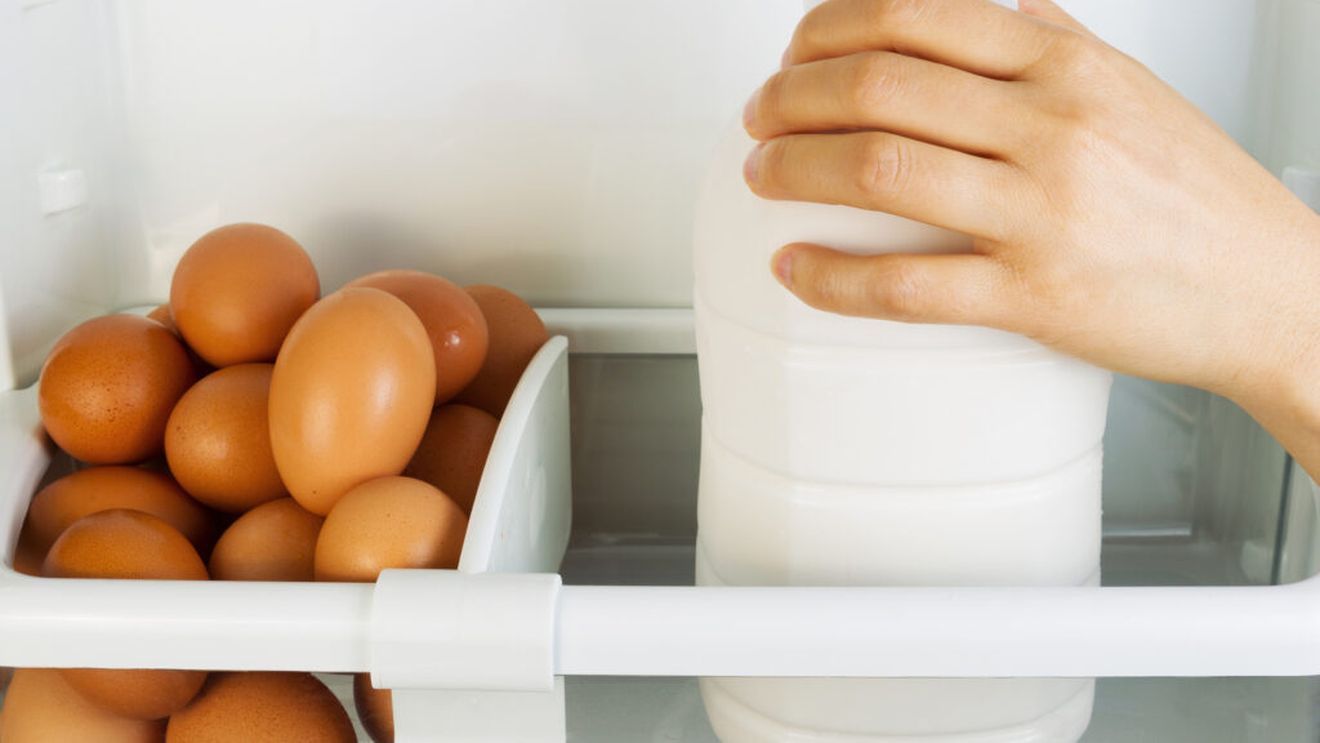 Regula pe care bunica o urmează de 70 de ani pentru un frigider impecabil. Cum își așază mâncarea și de ce lasă alimentele pe masă până termină toată lumea de mâncat