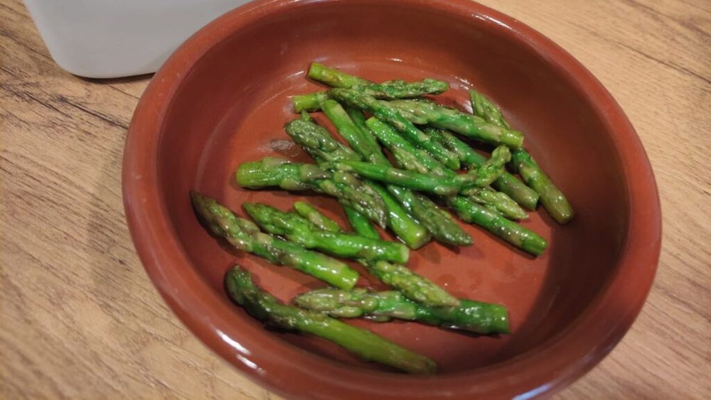 ABC în bucătărie/ Rețetele Juanitei: Cum să prepari sparanghelul ca să rămână crocant și verde (VIDEO)