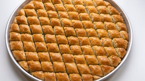 17 Noiembrie, Ziua Mondială a Baklavalei: Rețeta tradițională, transmisă din generație în generație, a fost păstrată cu sfințenie, iar prepararea implică așezarea a 40 de straturi subțiri de aluat, umplute cu fistic, nuci sau alune