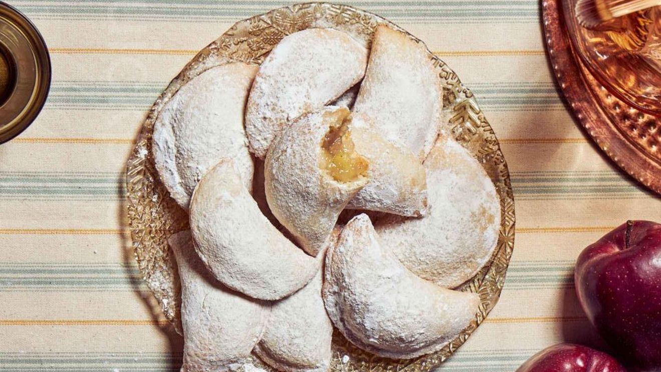 Ceva dulce | Milopitakia - biscuiți grecești umpluți cu mere / Aluatul se face din făină de migdale, care are un conținut redus de carbohidrați, e bogată în nutrienți și are un gust mai dulce