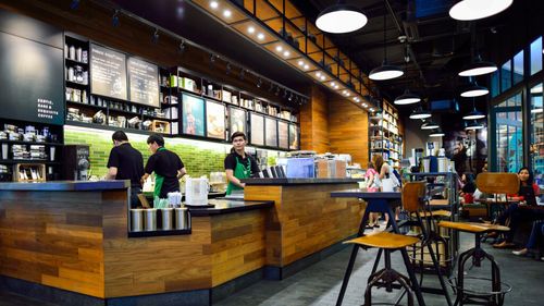 Starbucks închide peste 2.000 de cafenele din Coreea de Sud după un scandal național / Campania care a declanșat proteste și a afectat vânzările companiei
