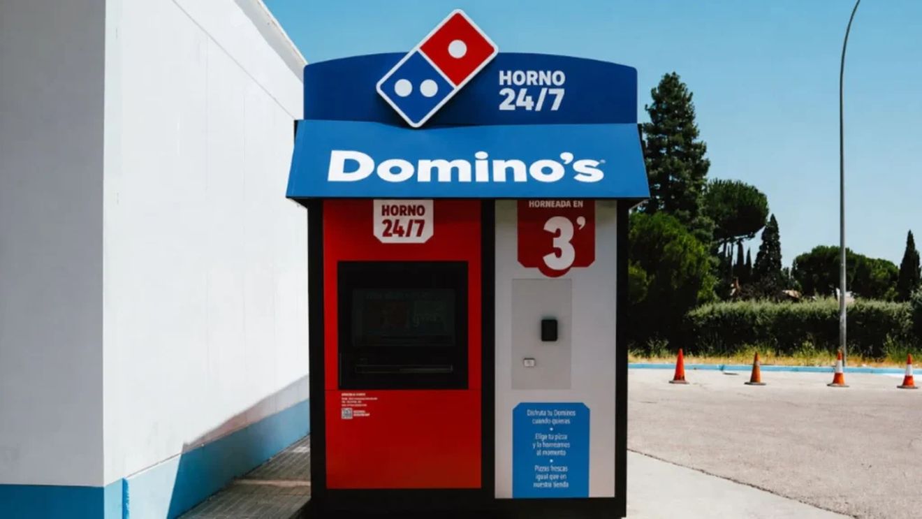 Pizza proaspăt coaptă în doar trei minute. Domino's Pizza testează un automat disponibil non-stop