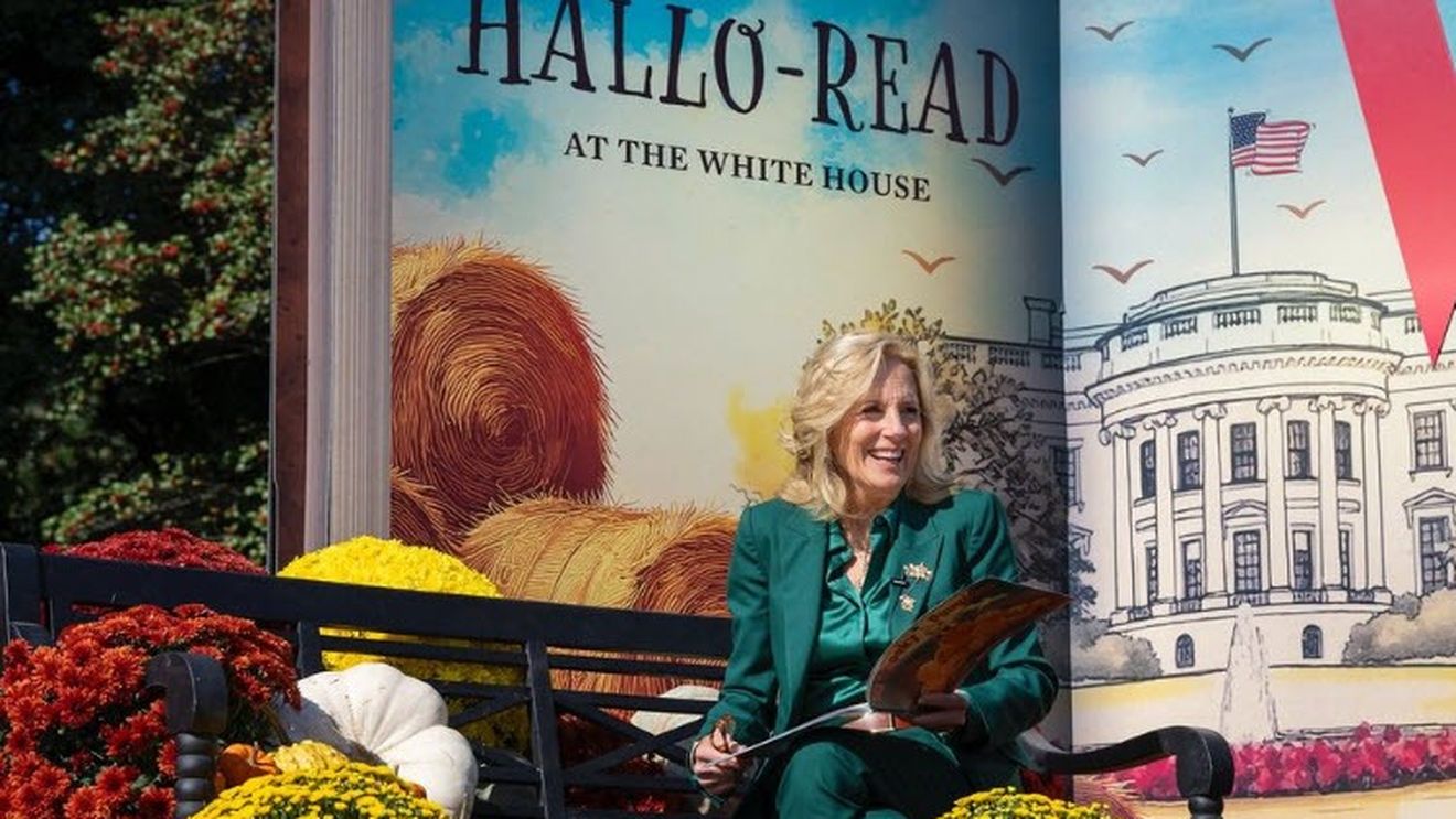 Jill Biden distribuie bomboane, de Halloween, la Casa Albă, deghizată în panda/ Este ultimul Halloween la Casa Albă pentru cuplul prezidențial