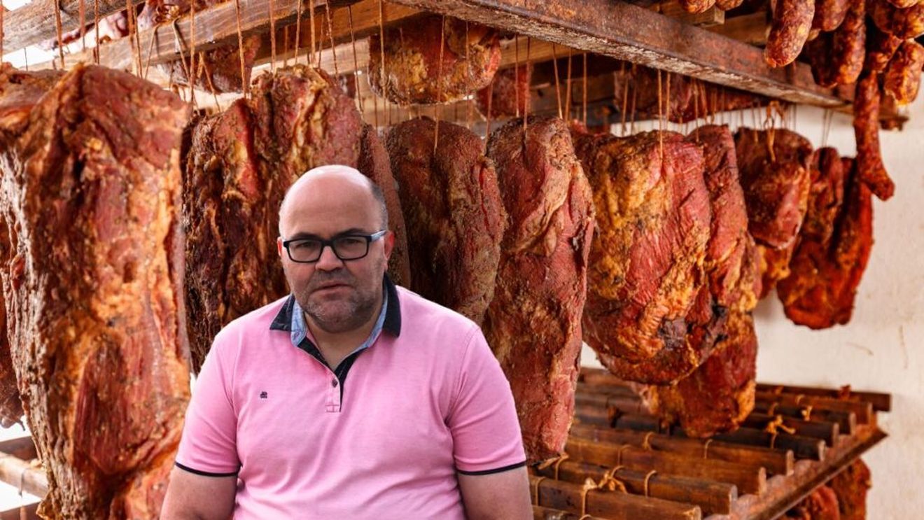 VIDEO | De la Sarmale la Tapas | Spaniolul Agustin Montero crede că multe dintre tradițiile românești seamănă cu cele spaniole: „Și noi tăiem porcul înainte de Crăciun și facem toate preparatele ca și românii. Doar că aici carnea nu se afumă”