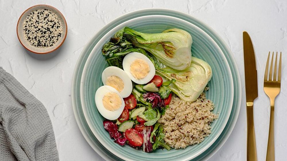 Nutriționist: Iată cum putem combina cel mai bine alimentele pentru un prânz sănătos la birou. Ce să alegem din fiecare grupă de macronutrienți. O rețetă rapidă de cușcuș