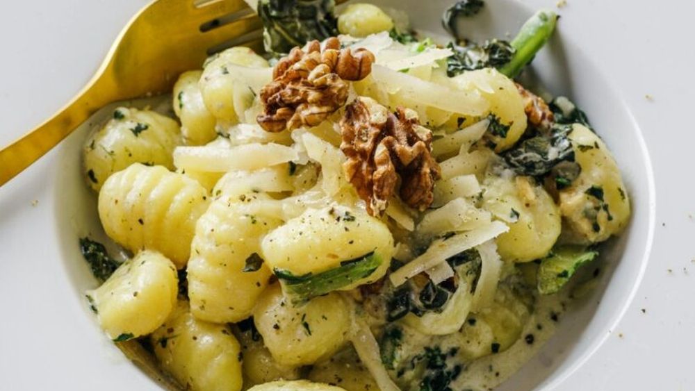 Kale, leguma cu mai mult calciu decât laptele și mai mult fier decât carnea de vită/ Ar trebui să o incluzi în meniul tău, mai ales dacă ții o dietă vegană/ Două rețete simple în care varza kale este vedetă