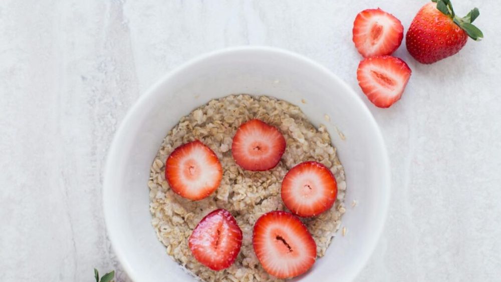 4 condimente pe care le poți adăuga în ovăz dimineața pentru un metabolism mai rapid: nucșoară și altele / Plus: Ce aleg, fulgi de ovăz sau ovăz mărunțit?