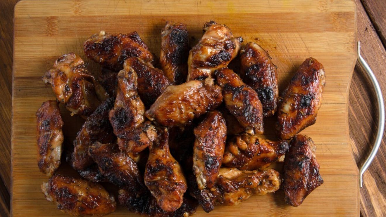 Trucuri pentru a obține aripioare crocante și suculente în același timp, fără ulei și făină, gătite la friteuza cu aer cald / Ingredientul secret este zeama de castraveți