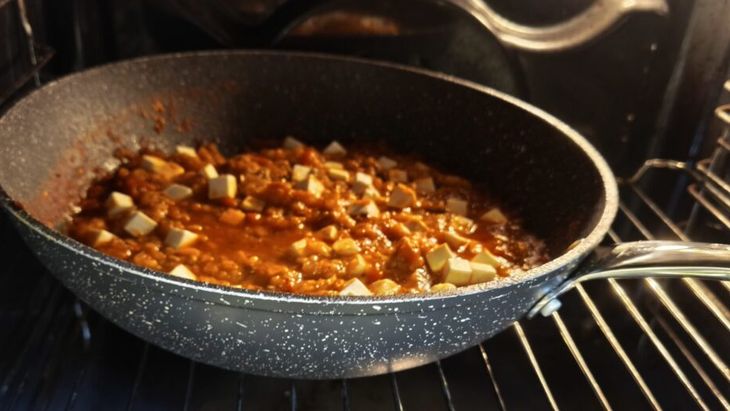 VIDEO | Saganaki de legume, cu vinete și ardei copți. Reinterpretarea unui îndrăgit preparat grecesc, care include și o variantă de post