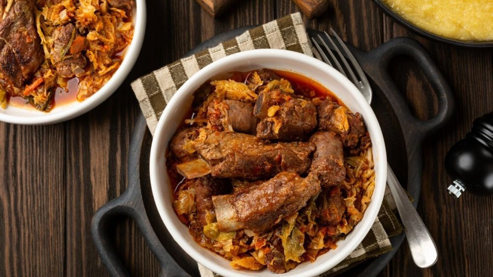 Casseoula, rețetă tradițională de la Milano, pentru sezonul rece. Se folosesc bucăți de carne de porc mai puțin nobile și se servește cu mămăligă