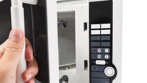 Microplasticele din ambalajele încălzite la microunde ridică noi semne de întrebare pentru sănătate / Inflamația intestinală intră pe lista riscurilor invocate