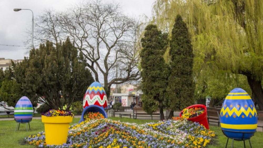 Decorațiunile în formă de iepurași și ouă de Paște amplasate în centrul municipiului Zalău, vandalizate, la începutul Săptămânii Mari
