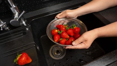 Cum speli corect căpșunile pentru a elimina pesticidele și de ce nu e suficientă clătirea sub jet de apă / Recomandările unui expert în procesarea alimentelor