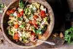 Salată de paste Caesar: Rețeta completă pentru un preparat cremos, crocant și perfect pentru zilele de vară