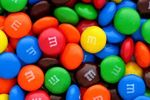 M&M’s renunță temporar la două culori celebre. Revoluția coloranților afectează și cunoscutele bomboane