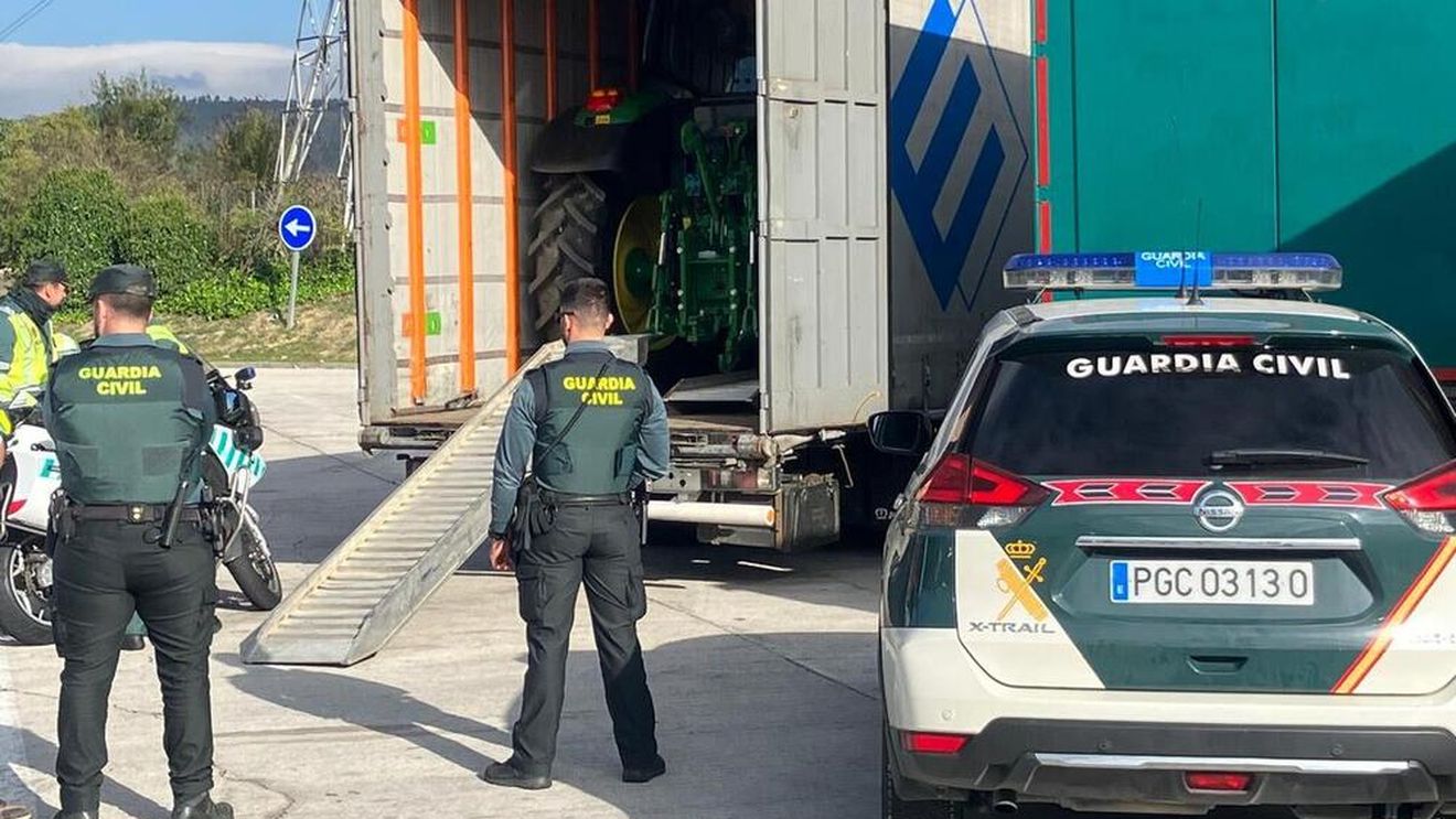 Autoritățile spaniole au reușit să recupereze trei tractoare John Deere, estimate la 300.000 de euro, furate din provincia Segovia / Hoții au folosit instrumente de înaltă precizie pentru a dezactiva sistemele GPS / Un român de 40 de ani a fost arestat 