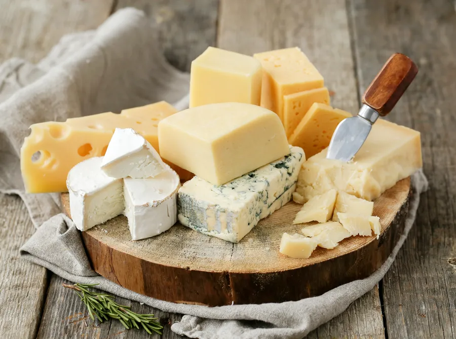 intoleranta-la-lactoza-lactoza-branza-branzeturi-parmezan-feta-gorgonzola-cheddar-pecorino-romano-grana-padano-digestie-alimentatie
