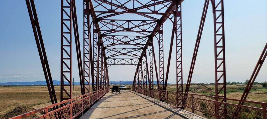 Arad: fermierii reclamă că podul reabilitat de la Șicula este prea îngust pentru utilaje