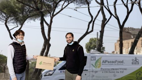Sistemele de delivery de produse locale direct la consumatori câștigă tot mai mult teren. Povestea Al Passo Food, o companie din Roma creată de doi frați în perioada pandemiei. „Există zeci de soiuri de spanac, de vinete sau de roșii, și în spatele fiecăruia se află o poveste, o comunitate, un teritoriu”