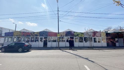 Piaţa Griviţei din Constanţa, închisă temporar de Protecţia Consumatorilor / Echipele de control au găsit gândaci în spaţiile de depozitare a produselor, iar acoperişul avea urme de mucegai şi infiltraţii de apă