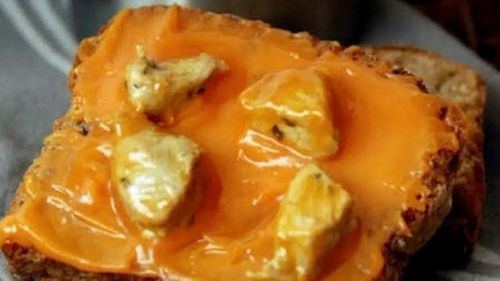 Pâinea unsă cu untură de porc nu se consumă doar la noi în Ardeal/ În sudul Spaniei această grăsime amestecată cu diverse condimente reprezintă un mic dejun tradițional