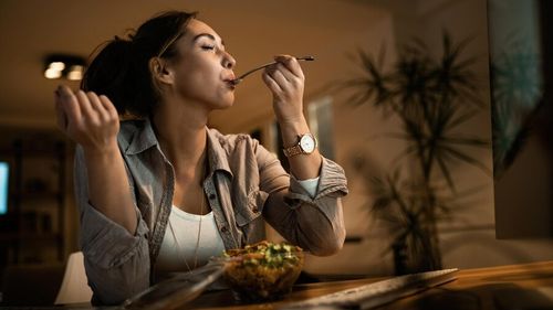 Solo dining, în opoziție cu cina romantică de Valentine's Day. Crește procentul persoanelor care iau masa singure la resturant