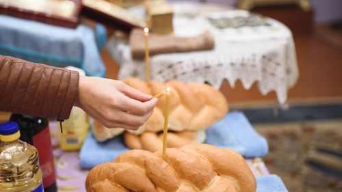 Moșii de toamnă 2026. Când este Sâmbăta Morților și ce alimente se pun în pachetele de pomană