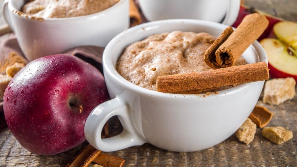Mic dejun de duminică: mug cake rapid, la microunde. O rețetă cu mere în compoziție, fără zahăr adăugat. Sau, în loc de mere, dovleac, pere, banane