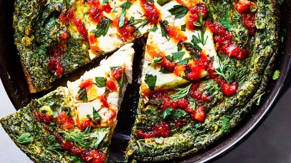 Frittata cu brânză feta la cuptor, rețeta simplă care transformă micul dejun într-un început de zi delicios  / Poți încerca și versiunea vegană, că tot suntem în post