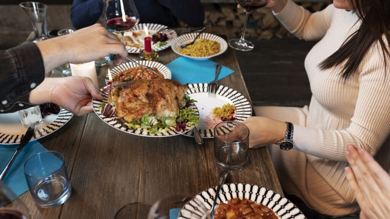 12 obiceiuri alimentare care te împiedică să slăbești / Exemplele includ cinele consistente, exercițiile făcute prea târziu sau lipsa somnului suficient