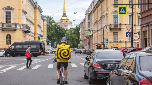 Rusia face arestări după apariţia a zeci de cazuri suspecte de botulism / Sunt suspectați inclusiv livratorii imigranți