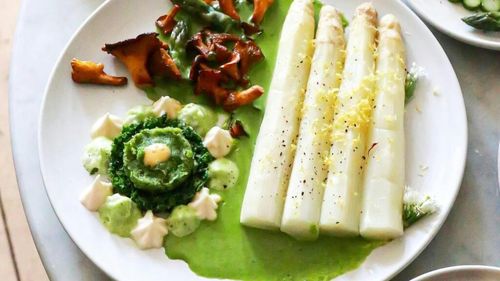 Sparanghelul alb, leguma fără clorofilă, dar plină de vitamine și minerale / Se gătește cam la fel cu sparanghelul verde, doar că este mai scump