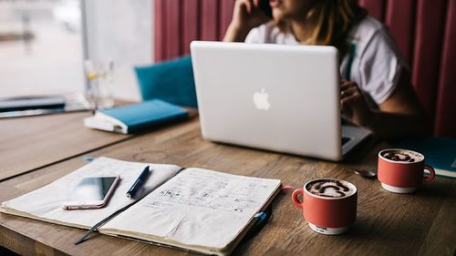 „Un espresso, trei ore de muncă și niciun câștig” / Cafenelele germane au început să interzică folosirea laptopurilor