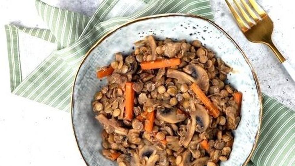 Mâncare de linte cu ciuperci. O rețetă de post pentru prânz sau cină, ușoară dar savuroasă. Poate fi adaptată cu mai multe condimente ca preparat vegan, dar și cu carne, brânzeturi sau ouă