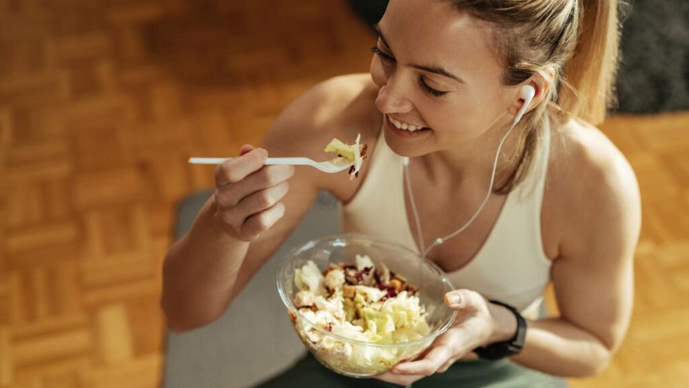 Un oncolog format la Harvard demontează șase mituri despre nutriție: Nu toate gustările sunt nocive, iar pulberile proteice nu sunt soluții universale