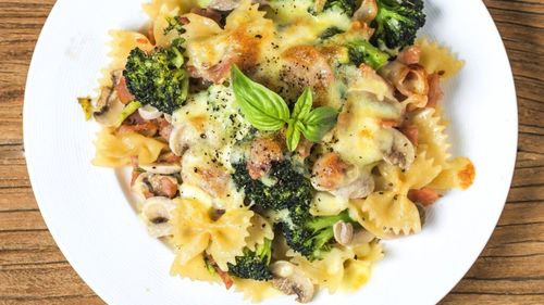 Pastele de vineri seara. Farfalle cu ciuperci și broccoli, cu sau fără bacon. Le putem adăuga și boabe de fasole sau năut din conservă, dar nu numai. Mai multe rețete în una