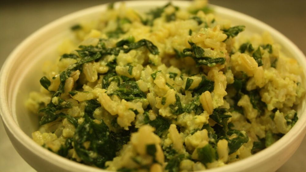 Rețetă ultra-rapidă și sănătoasă: Spanac cu orez, o alegere perfectă pentru cină / Această combinație bogată în vitamine, fier și fibre poate fi servită ca fel principal sau garnitură