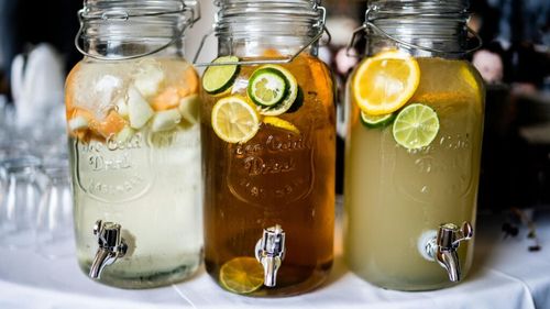 Băuturi răcoritoare, sănătoase și ușor de preparat acasă, recomandate de nutriționiști / De la castravete cu mentă la shake cu granola, toate te pot menține hidratat și revigorat