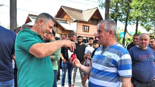 Concurs de ciocnit ouă roșii, de gâscă, la Polovragi, în Oltenia de sub Munte / Peste 80 de participanți s-au înscris în competiție