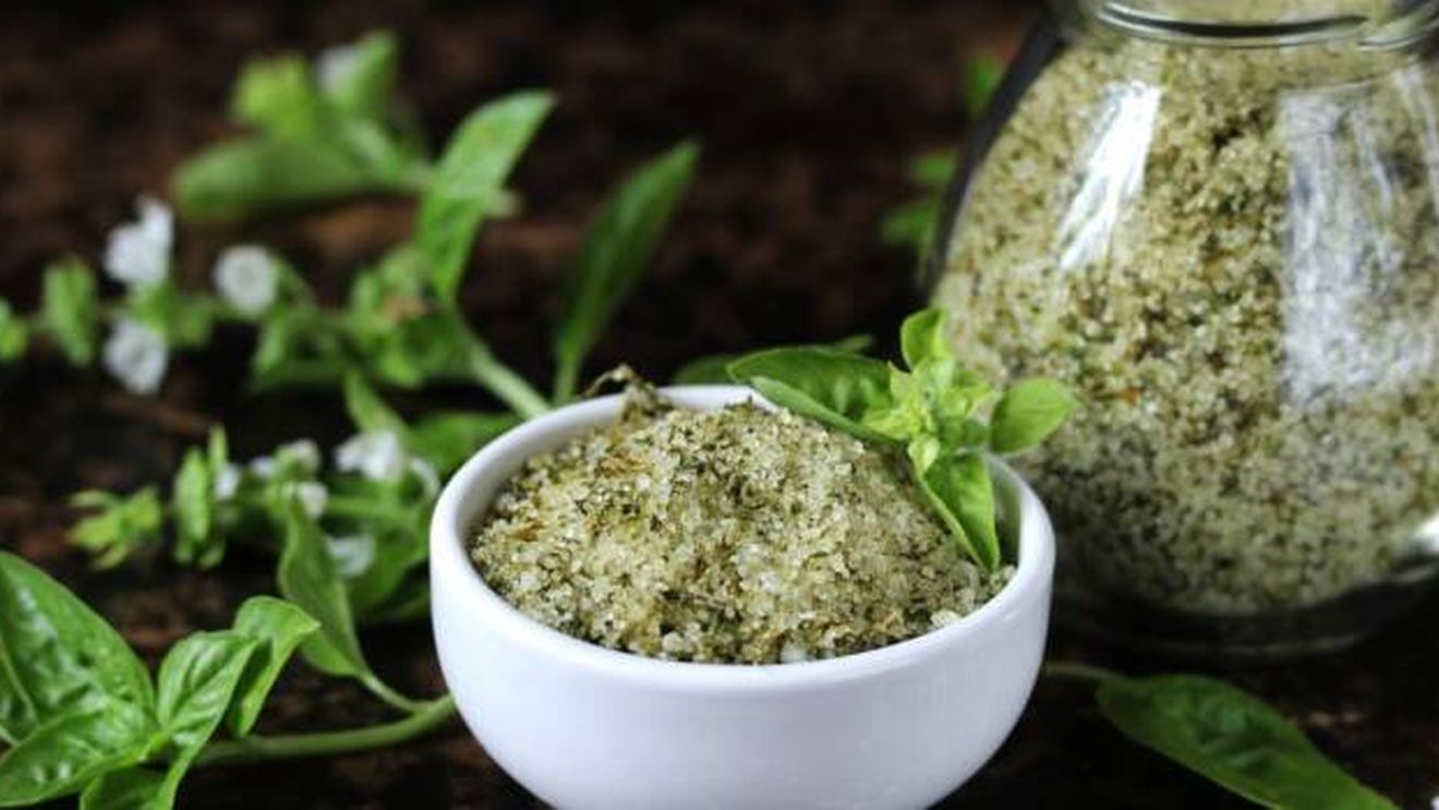 Cum să reduci cantitatea de sare din dietă? Folosind sare aromatizată făcută în casă