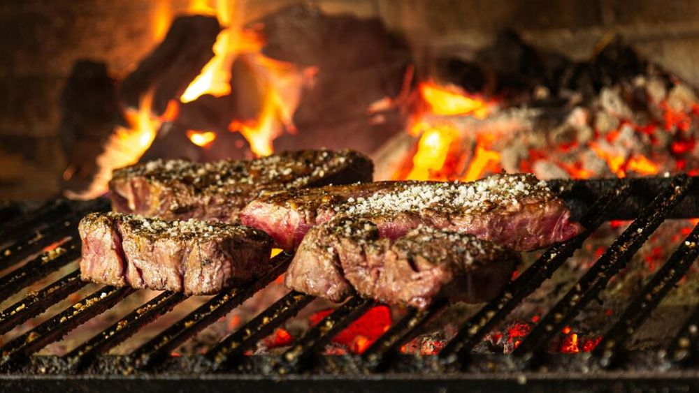 5 trucuri pentru un grătar sănătos / Alege carne slabă, pregătește-ți singur sosul pentru marinat și dressing-ul pentru salată și vei beneficia de preparate rapide, gustoase și sănătoase