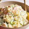 Salata japoneză de cartofi care cucerește internetul / Ingredientul care îi dă un gust complet diferit de rețeta clasică