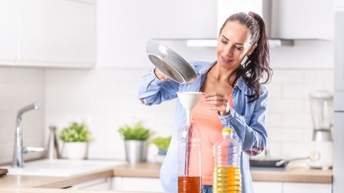 Recipiente pentru colectarea uleiului alimentar uzat de la populație, amplasate de Primăria Oradea în spații publice/Proiectul ecologic urmărește colectarea separată a acestui tip de deșeu pentru a putea fi reciclat