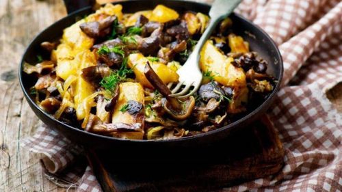 Cartofi rumeniți în tigaie, cu ciuperci și ceapă, eventual și câteva cuburi de bacon. O idee rapidă de cină de mijlocul săptămânii.