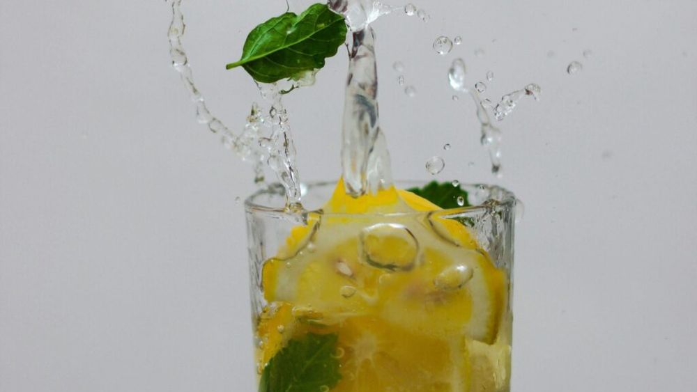 O specialistă în nutriție a băut apă cu lămâie, în fiecare dimineață, timp de câteva zile, iar rezultatele au fost surprinzătoare. Iată beneficiile pe care ți le poate aduce un gest atât de simplu