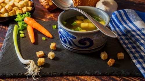 Specialiștii Clinicii Mayo, despre remediile împotriva răcelii: Ce funcționează și ce nu / Apa, supa, sucurile de fructe și legume, ceaiul cald cu miere, usturoiul, somonul și ouăle pot fi de ajutor